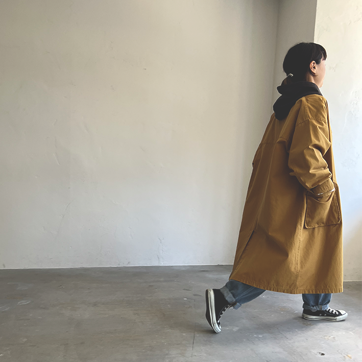 後ろ姿だって、フードがあるだけでロングコートを着崩してくれちゃっていい感じ。店長がつくった、イチョウ並木のコートまで欲しくなり、物欲の秋はさらに加速し続けます...!