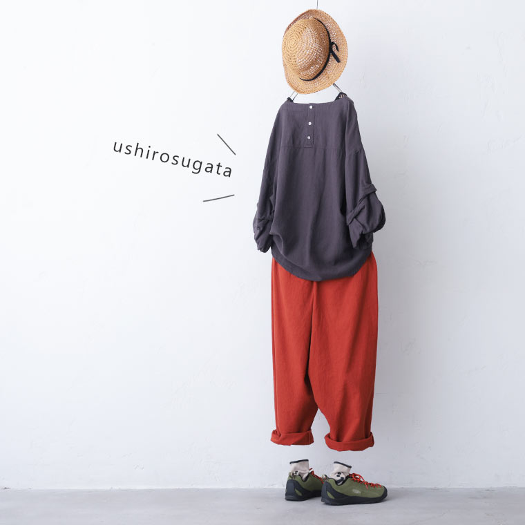 うしろ姿も可愛いこなれ袖ブラウス。